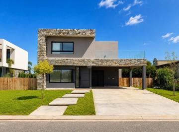 Casa · 218m² · 5 Ambientes · 2 Cocheras · Casa en Venta en San Sebastian, Escobar, G. B. a. Zona Norte / Area 9 / Apto Credito/ a La Laguna