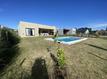 Casa · 132m² · 4 Ambientes · 3 Cocheras · Venta Casa 4amb Pileta Parrilla Lote Interno Oportunidad