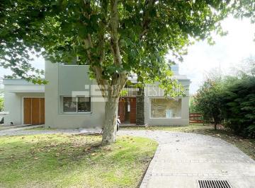 Casa · 200m² · 5 Ambientes · 3 Cocheras · Casa en Barrio Bermudas Impecable