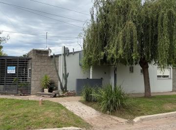 Casa · 252m² · 9 Ambientes · 1 Cochera · Hermosa Casa en Armstrong, Zona Sur