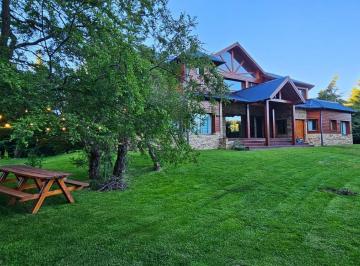 Casa · 400m² · 7 Ambientes · 2 Cocheras · Casa en Estancia Los Ñires