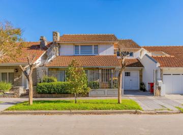 Casa · 192m² · 5 Ambientes · 1 Cochera · Casa 5 Amb con Jardin