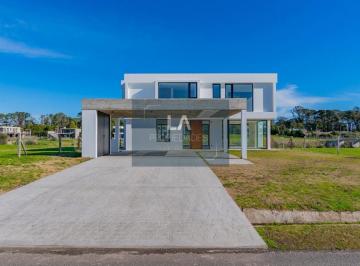 Campo · 237m² · 4 Ambientes · 2 Cocheras · Rumenco Joven Casa en Venta a Estrenar