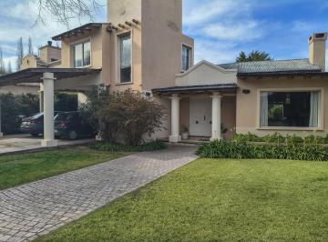 Casa · 223m² · 5 Ambientes · 3 Cocheras · Casa en Venta Barrio El Remanso, Chacras de Coria con Tour Virtual