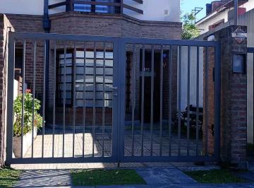 Casa · 140m² · 2 Dormitorios · 1 Cochera · Duplex 3 Ambientes Hermoso! Parque Luro Misiones 200