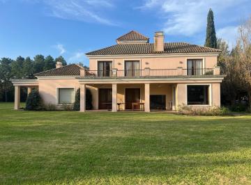 Casa · 580m² · 8 Ambientes · 1 Cochera · Casa en El Argentino Farm Club, Luján