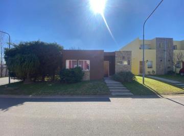 Casa de 4 ambientes, Esteban Echeverría · Linda Casa en Venta 4 Ambientes en Barrio Los Robles!
