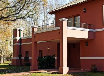 Casa · 490m² · 6 Ambientes · 2 Cocheras · Chacra de La Alameda - Alquiler Temporario - Casa