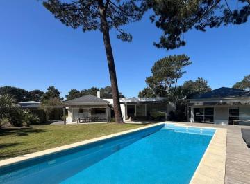 Casa · 260m² · 4 Dormitorios · 1 Cochera · Casa en Alquiler Jose Ignacio "I7 Pinar"