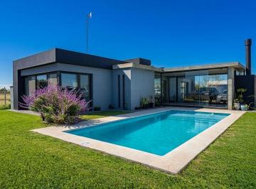 Casa de 3 ambientes, Ezeiza · Venta Casa 3 Ambientes Premium con Jardín Pileta en Lares de Canning