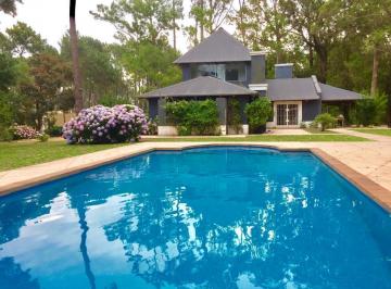 Casa · 4500m² · 5 Ambientes · 2 Cocheras · Casa en Venta Parque Burnett Tm