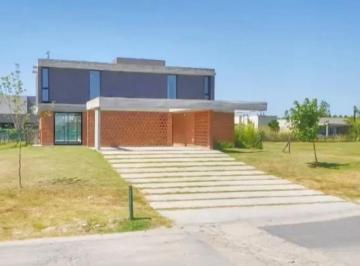 Casa · 215m² · 5 Ambientes · 6 Cocheras · Casa en Venta en El Naudir, Escobar, G. B. a. Zona Norte
