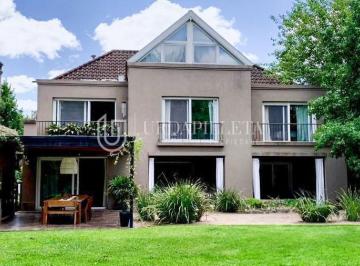 Casa · 411m² · 6 Ambientes · 1 Cochera · Casa Sobre Lote Interno en Ayres de Pilar