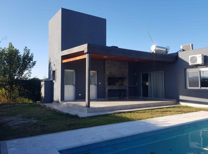 Casa · 200m² · 8 Ambientes · 2 Cocheras