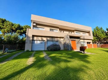 Departamento · 200m² · 4 Ambientes · 1 Cochera · Alquiler Anual Casa en Nayades Pinamar
