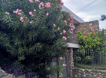 Casa · 118m² · 7 Ambientes · 1 Cochera · Vendo Casa de 3 Dormit en Parque Chacabuco