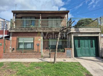 Casa de 6 ambientes, Hurlingham · Chalet 6 Ambientes en 2 Plantas con Garage y Jardin, Apto Credito Hipotecario, Hurlingham