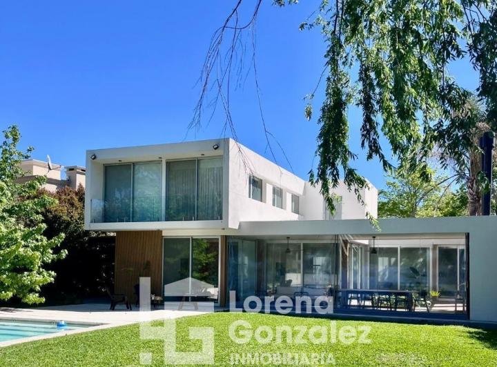 Casa · 342m² · 4 Ambientes · 6 Cocheras