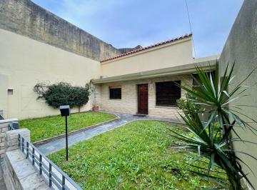 Casa · 165m² · 3 Ambientes · 1 Cochera · Venta Casa Apta Credito - 3 Ambientes Garage Patio Refaccionada!