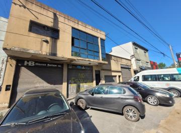 Local comercial · 830m² · 6 Ambientes · 2 Cocheras · Local con Galpon Sobre Av 122