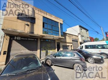 Local comercial · 830m² · 6 Ambientes · 2 Cocheras · Local con Galpon Sobre Av 122