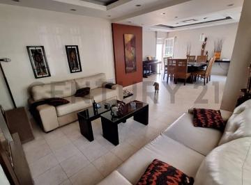 Casa · 222m² · 4 Ambientes · 1 Cochera · Casa en Venta con Excelente Ubicacion