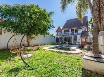 Casa · 260m² · 5 Ambientes · 1 Cochera · Casa en Ituzaingó 5 Amb con Jardín Piscina y Cochera