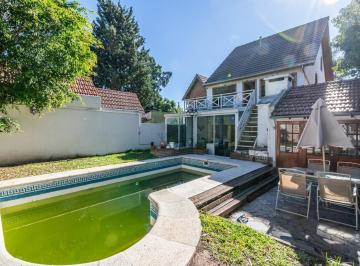 Casa · 260m² · 5 Ambientes · 1 Cochera · Casa en Ituzaingó 5 Amb con Jardín Piscina y Cochera