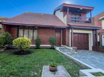 Casa · 230m² · 4 Ambientes · 2 Cocheras · Amplio Chalet con Parque y Garage. Zacagnini