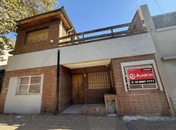 Casa · 130m² · 5 Ambientes · Casa de 5 Ambientes en Buena Ubicacion de Lomas Este
