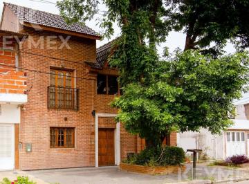 Casa · 340m² · 7 Ambientes · 3 Cocheras · Casa de 4 Dorm. en Venta, La Plata