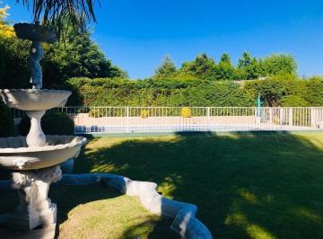 Casa · 335m² · 4 Ambientes · 4 Cocheras · Casa en Venta en Los Sauces con Pileta