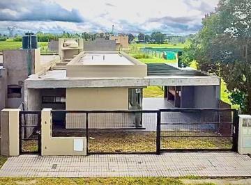 Casa · 98m² · 3 Ambientes · 1 Cochera · Casa - de Dos Dorm. con Cochera - Pueblo Esther