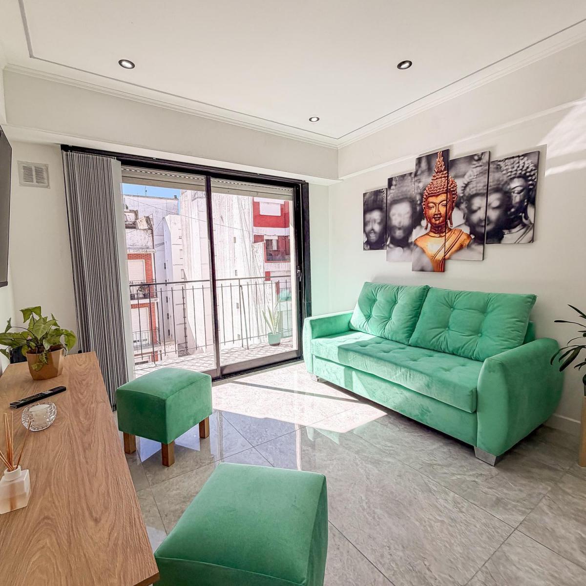Departamento de 3 ambientes totalmente reciclado. Amplio living comedor a la calle con balcón corrido.