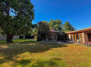 Casa de 6 ambientes, Rosario · Casa con 916 m² en Venta con 4 Habitaciones en Fisherton
