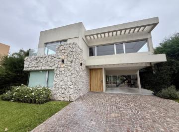 Casa · 630m² · 5 Ambientes · 6 Cocheras · Casa en Venta en Adrogue Chico - 5 Ambientes - con Pileta