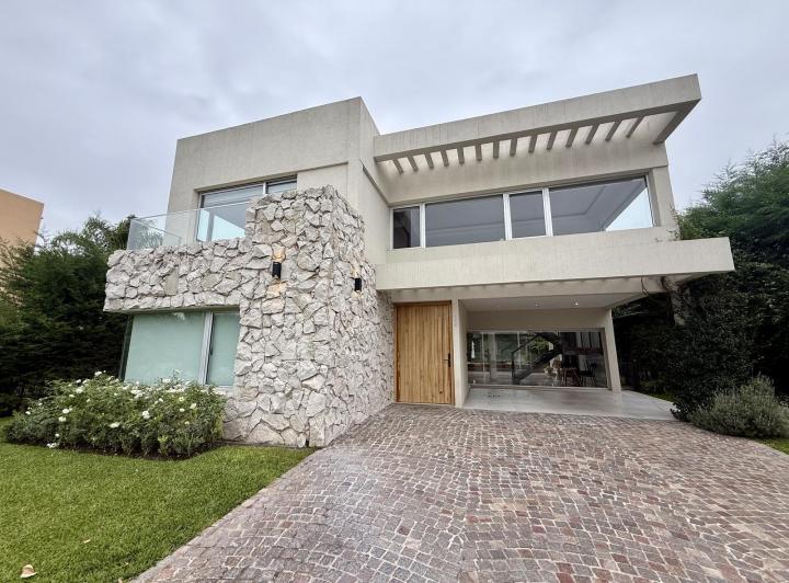Casa · 630m² · 5 Ambientes · 6 Cocheras
