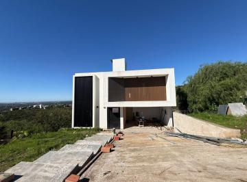 Casa · 1128m² · 3 Dormitorios · 3 Cocheras · Venta Casa de Categoría en La Deseada 3 Dorm Escritura
