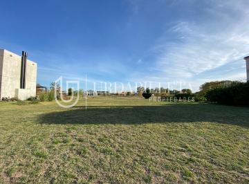 Terreno · 1799m² · Lote en Venta Sobre Cancha de Golf en El Tonó - Pilará - Pilar