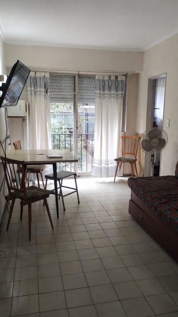 A la venta un ambiente divisible A la calle con balcon frances