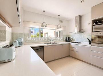 Casa · 246m² · 5 Ambientes · 2 Cocheras · Propiedad en Venta en La Cesarina de 6 Ambientes