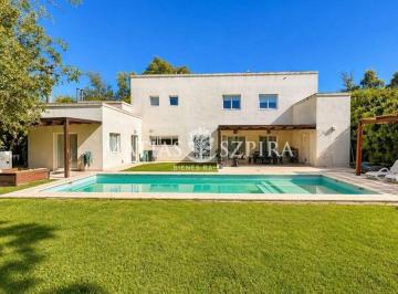 Casa · 246m² · 5 Ambientes · 2 Cocheras · Propiedad en Venta en La Cesarina de 6 Ambientes