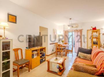 PH · 62m² · 3 Ambientes · Venta PH 3 1/2 Amb. y Patio Tipo Casa en Monte Castro. Evalúa Permuta. Apto Crédito