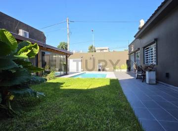 Casa · 177m² · 5 Ambientes · Venta | Casa 5 Ambientes con Parque Pileta y Quincho 2 Cocheras en Villa Sarmiento