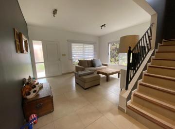 Casa · 184m² · 5 Ambientes · 2 Cocheras · Casa en Venta 5 Ambientes Country Club Banco Provincia con Pileta 1 Lote