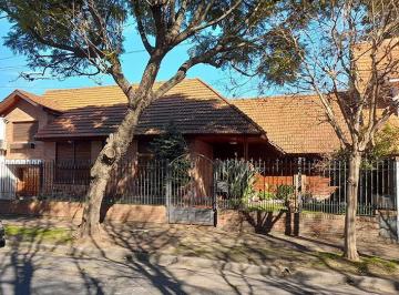 Casa · 235m² · 4 Dormitorios · 2 Cocheras · Excelente Caso Muy Bien Ubicada - Adrogué