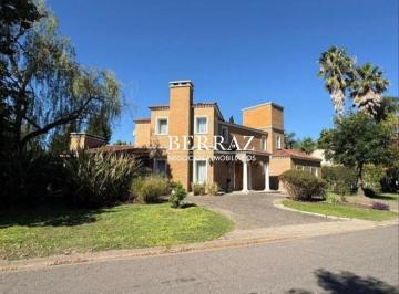 Casa · 230m² · 5 Ambientes · 1 Cochera · Casa Alquiler 4 Dorm. Barrio Saint Matthew´s Lote de 800 m² Pilar Zona Norte