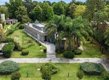 Casa · 260m² · Importante Propiedad de 260 m² Sobre Gran Lote de 2900 m² – Club de Campo El Moro