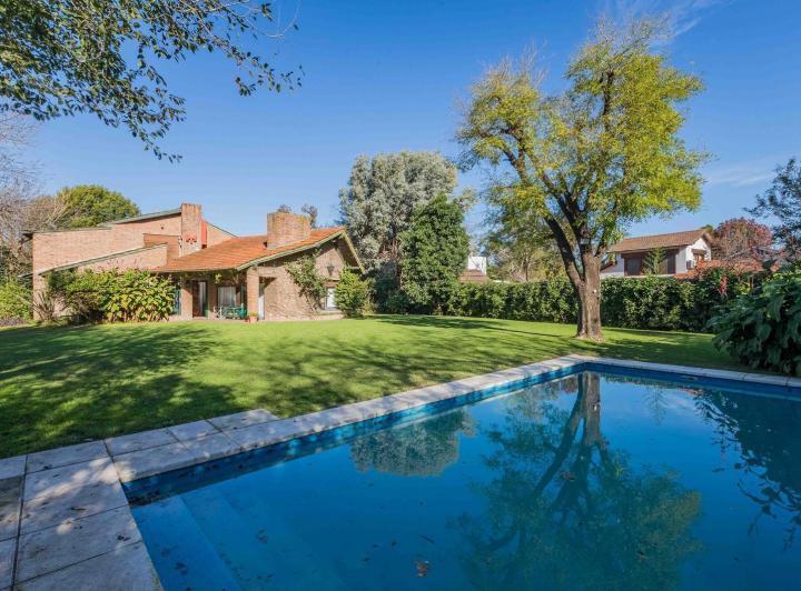 Casa · 246m² · 7 Ambientes · 1 Cochera