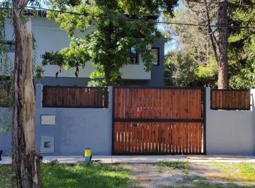Casa · 144m² · 6 Ambientes · 4 Cocheras · 216 Entre 43 y 44 Lisandro Olmos - Dos Duplex en Block en Venta